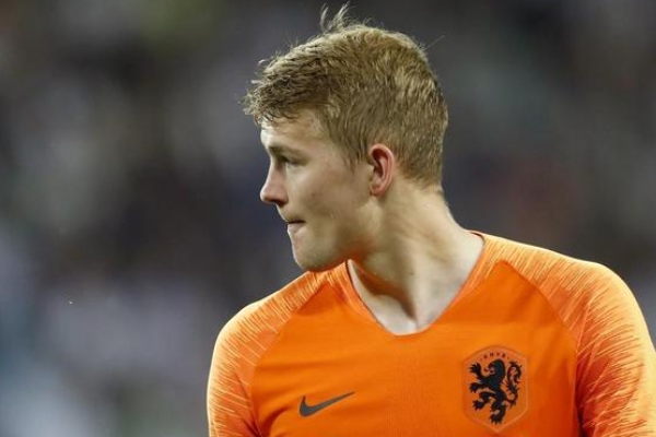 德弗里踢什么位置？